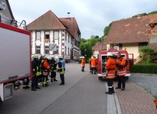 Feuerwehr übt im alten Schulhaus in Bollenbach