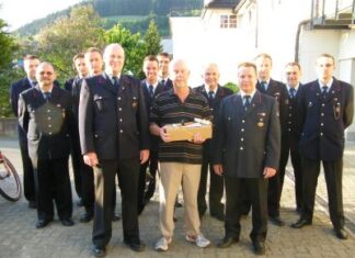 Feuerwehr Haslach gratuliert Ehrenkommandant Wilfried Hansmann