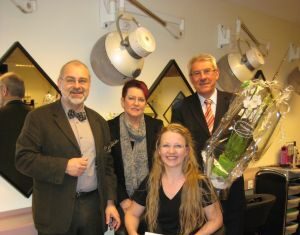 Stadtoberhaupt und Gewerbeverein begrüßen Elke Hoch als neue Geschäftsinhaberin des „City-Friseur“