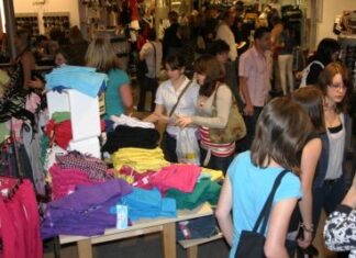 Prallgefüllte Programmtüte die „Nacht der 1.000 Lichter“ am 18. Mai