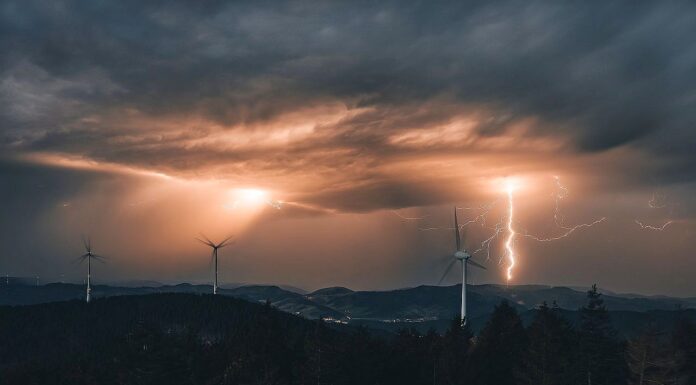Tobias Lerch gewinnt mit spektakulärem Gewitterfoto den Fotowettbewerb 2024
