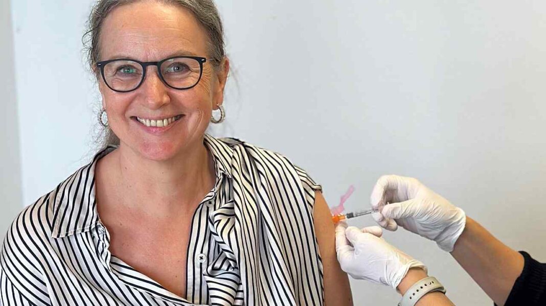 Evelyn Bressau, Leiterin des Gesundheitsamtes lässt sich impfen