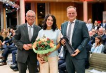 Rockiger Abschied: Scherer schließt Amtszeit mit Gitarrenriffs ab