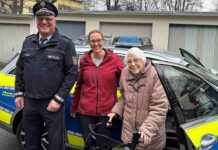 Polizeipräsident Rieger überrascht 104-jährige Isolde Hörmann