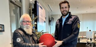 Die Odyssee einer roten Glitzerkugel