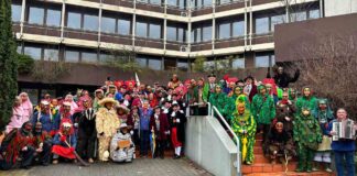 11.11 Uhr – und zack: D’Zünfte schderme s’Landratsamt!