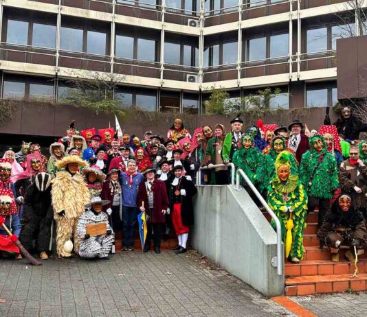 11.11 Uhr – und zack: D’Zünfte schderme s’Landratsamt!